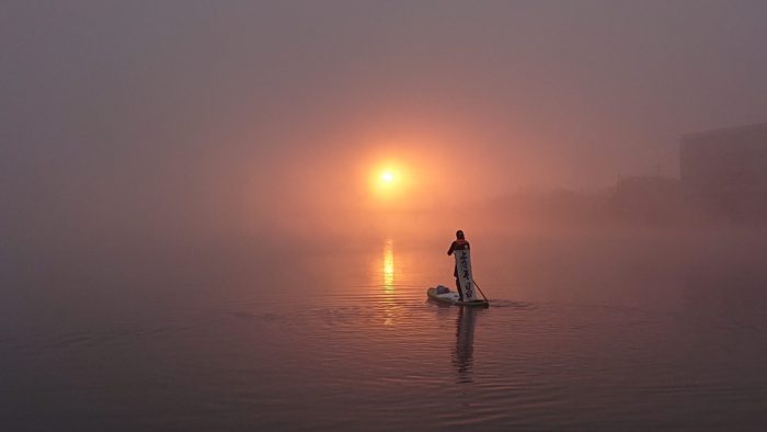 朝霧に包まれた三隈川の朝陽